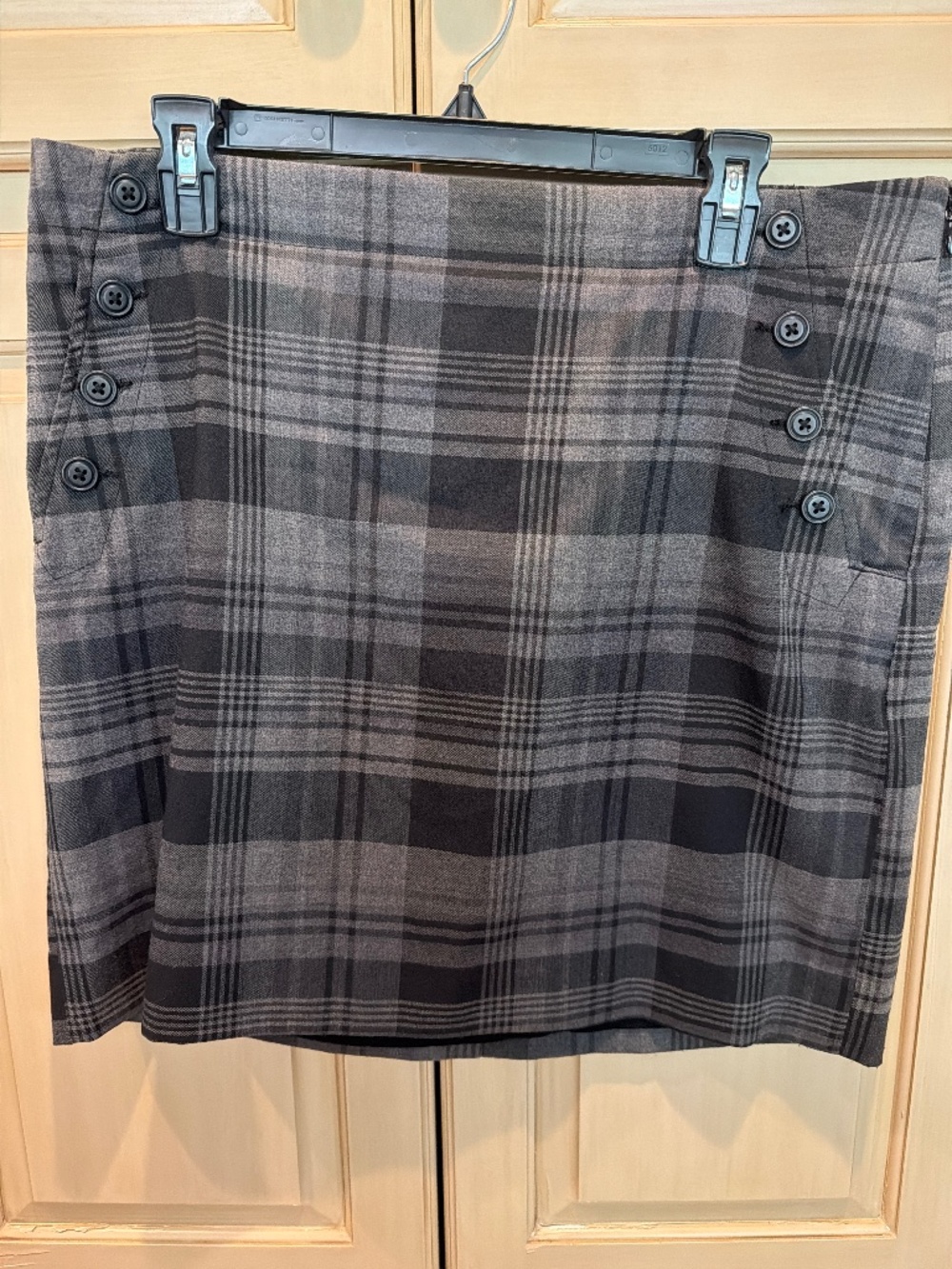Gap Plaid skirt with back button pockets with button front detailing